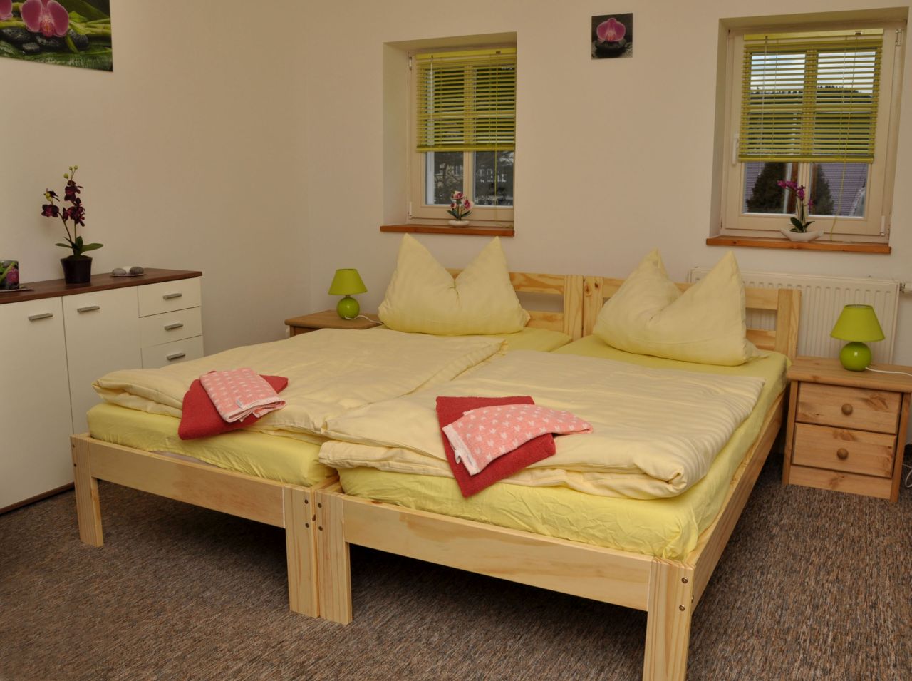 Helles Schlafzimmer mit zwei zusammengestellten Betten aus Kiefernholz