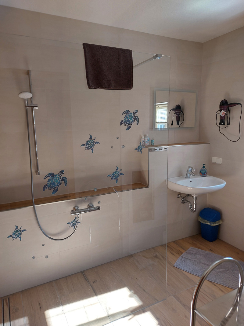 Modernes Bad mit bodengleicher Dusche und Glaswand